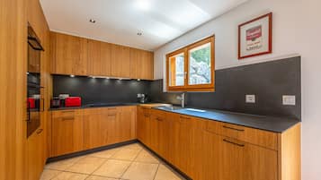 Fridge, oven, dishwasher, coffee/tea maker