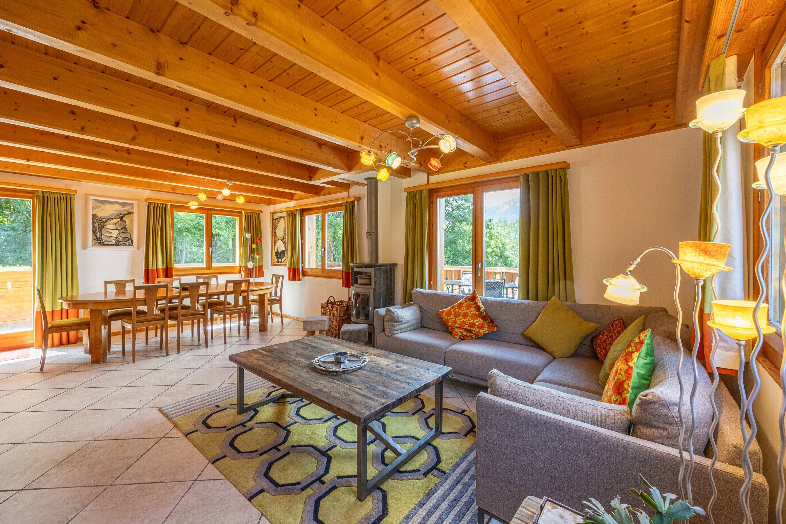 Een televisie en een open haard