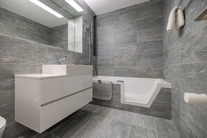 Baignoire, sĂšche-cheveux