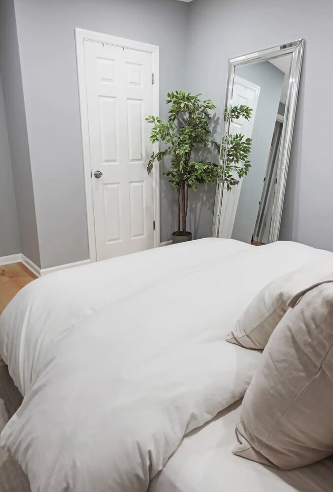 The Wine & Wilderness Hideaway w/ Cal King bed & tub, wineries, lakes