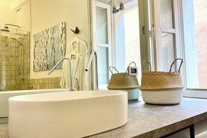 Dusche, Haartrockner, Bidet, Handtücher