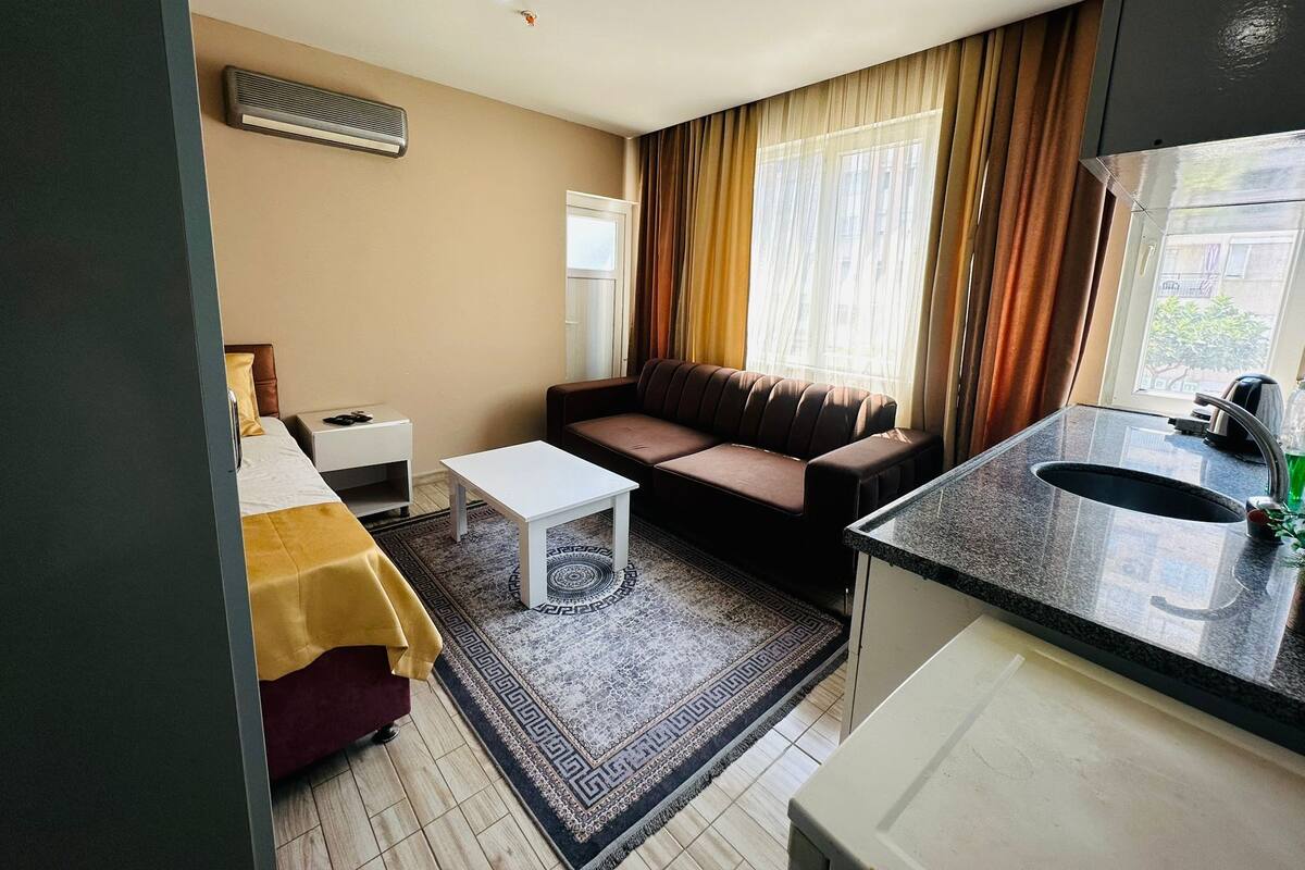 Appartement Confort | Aire de séjour | Téléviseur à écran plat de 62 po avec télévision par satellite