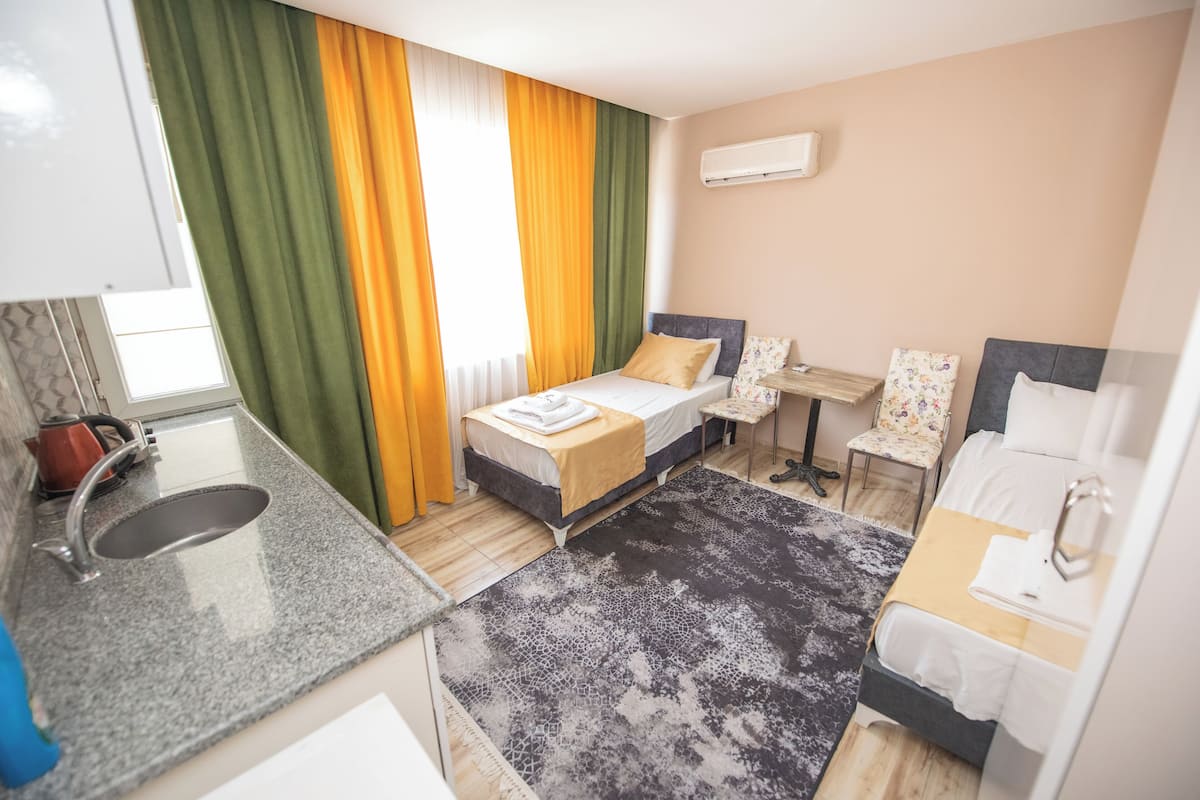 Familienapartment | Wohnbereich | 62-Zoll-Flachbildfernseher mit Satellitenempfang