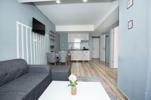 Apartamento superior | Área de estar | TV de tela plana 62 polegadas com canais via satélite