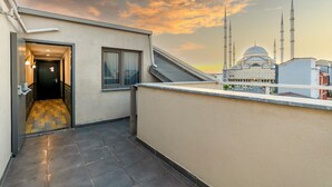 Ein Flur mit Blick auf eine Moschee, die mehrere Minarette und eine Kuppel aufweist.