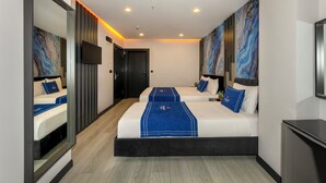 Ein Hotelzimmer mit einem großen Bett, einem Fernseher und einem Spiegel.