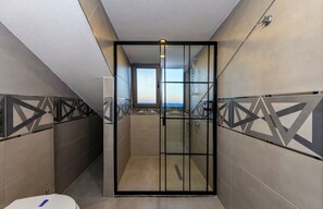 Connected Family Rooms | Badezimmer | Hausschuhe, Handtücher