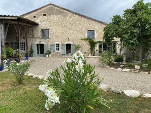 Exterior - Restored Farmhouse that sleeps 16 people with large pool, or ideal for Christmas (Margueron)