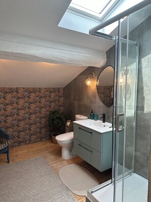 Douche, sĂšche-cheveux, serviettes fournies, savon
