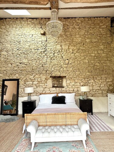 Restored Farmhouse that sleeps 16 people with large pool, or ideal for Christmas