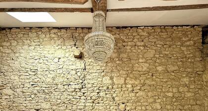 Restored Farmhouse that sleeps 16 people with large pool, or ideal for Christmas