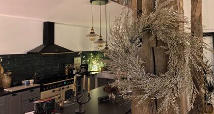 Restored Farmhouse that sleeps 16 people with large pool, or ideal for Christmas
