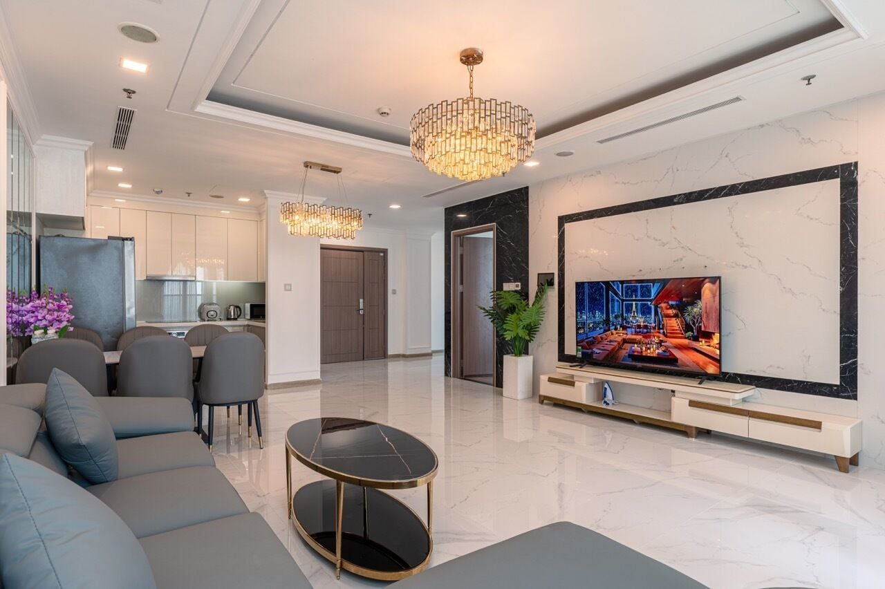 Un salon moderne avec un canapé, un téléviseur et un coin repas.