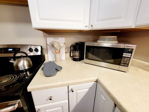 NEW!! Sleeps 4 with Hotel style check-out on 12 acres