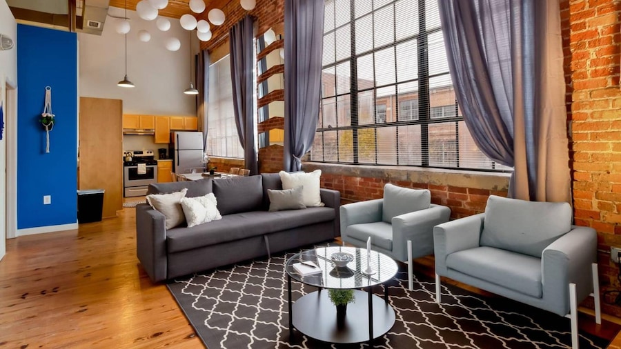 Historic Brick 2 Bedroom Getaway, Wifi