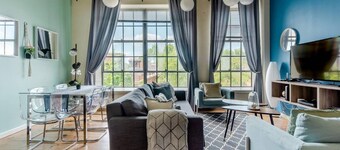 Hip & Vibrant 2 Bedroom Apartment with Parking & Wifi