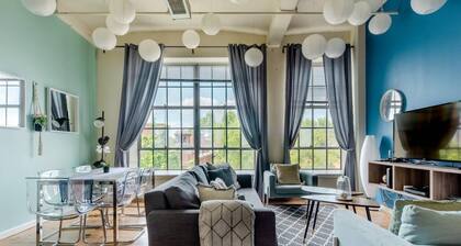 Hip & Vibrant 2 Bedroom Apartment with Parking & Wifi