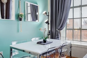 House | 2 bedrooms - 2 Bedroom Hip Apartment, Apple TV, Fast Wifi (Durham)