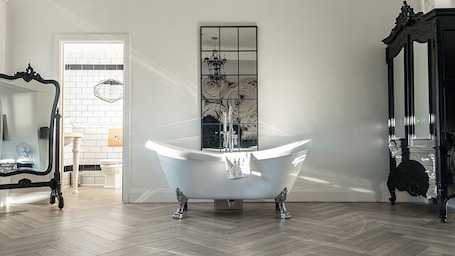 Premier Suite | Bathroom | Free toiletries, hair dryer. The Sea Hotel