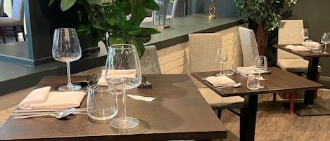 Breakfast and dinner served