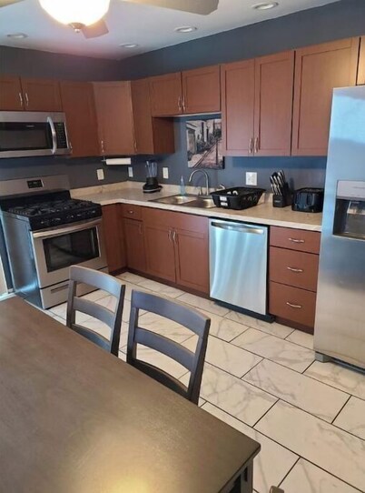 Cozy 8 Guest Home