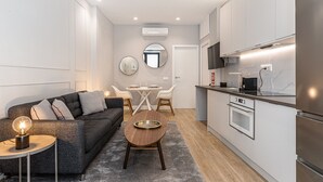 Eine moderne Wohnung mit Wohnzimmer, Essbereich und Küche.