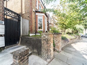 Property grounds - Elegant & Modern 2 Bed Flat Near Greenwich Park - Pass the Keys (London)