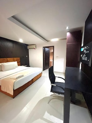 Room | Memory foam beds, individually furnished, desk, laptop workspace - Villa Destel  (Lekki)