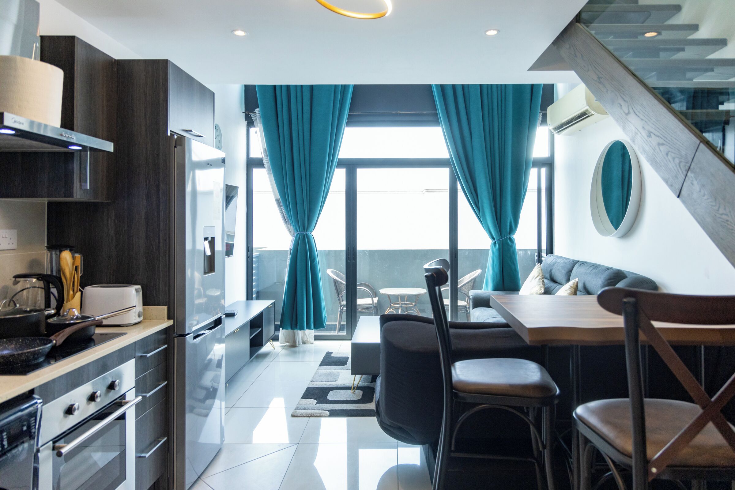 Een koelkast, een magnetron, een oven, een kookplaat