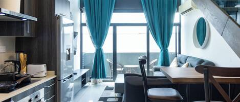 Jääkaappi, mikroaaltouuni, uuni, liesi