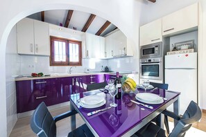 Refrigerador, microondas, horno, mesa de comedor