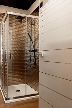 Shower, pancuran hujan, perlengkapan mandi gratis, dan pengering rambut