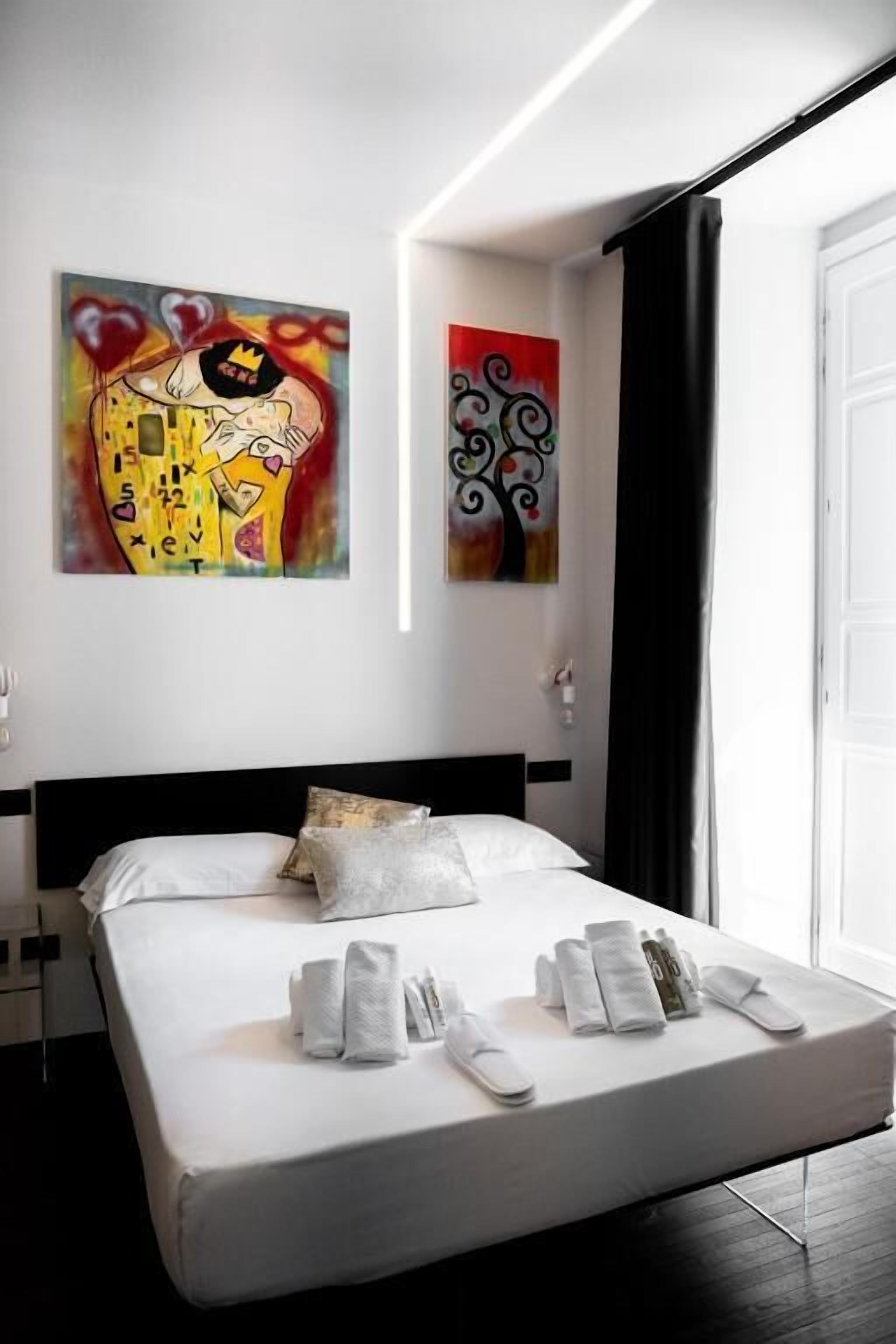 أغطية فراش متميزة وألحفة محشوة بالريش وميني بار وخزنة داخل الغرفة