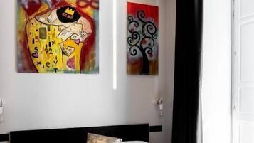 Habitación cuádruple Deluxe | Ropa de cama de alta calidad, edredón y minibar