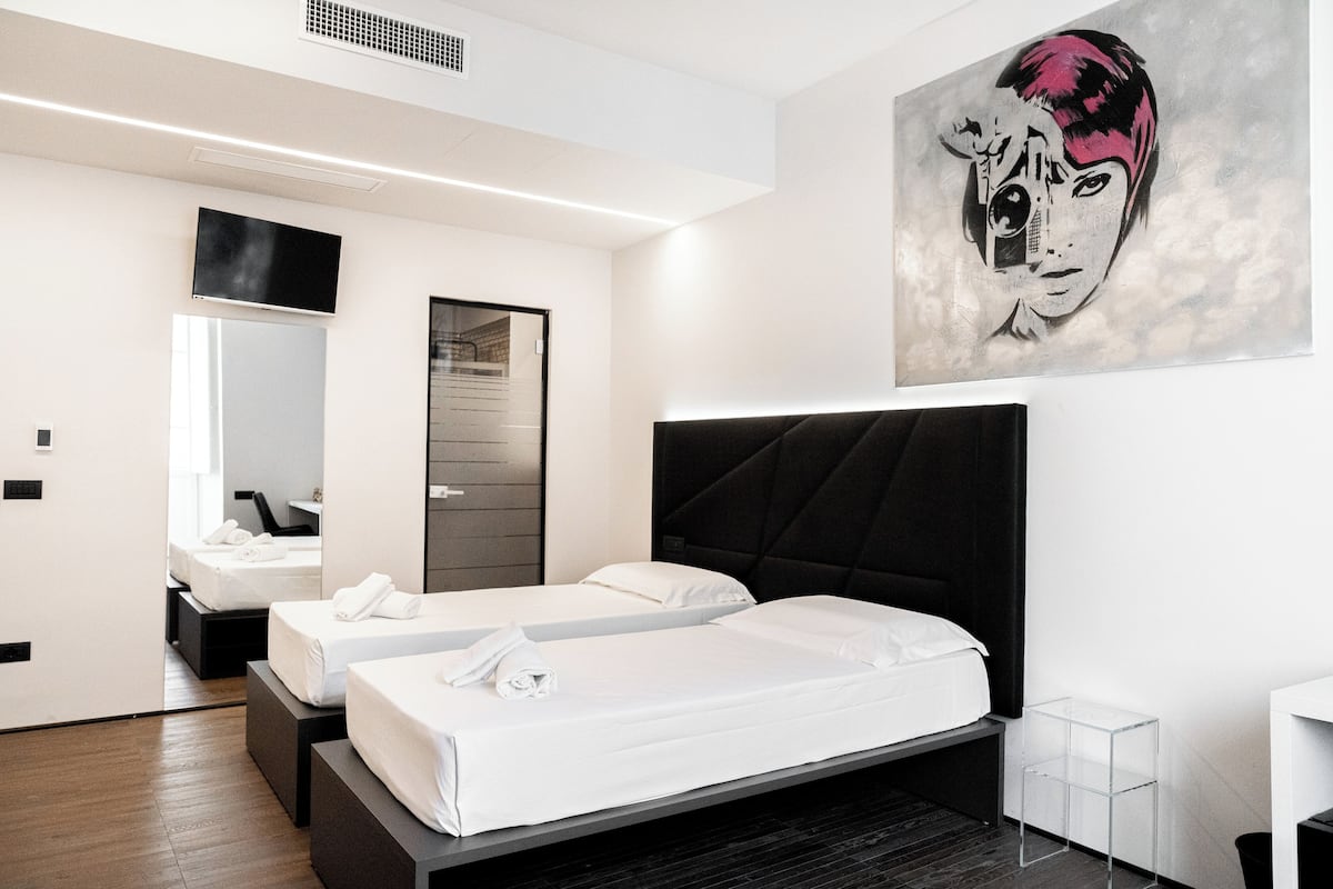 Phòng 4 Deluxe | Bộ đồ giường cao cấp, chăn bông, minibar, két bảo mật tại phòng