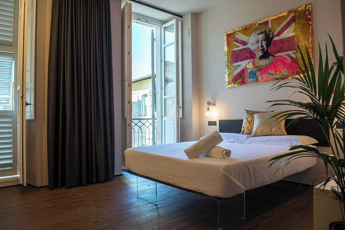 Bộ đồ giường cao cấp, chăn bông, minibar, két bảo mật tại phòng