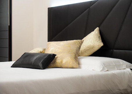 Ropa de cama de alta calidad, cubrecamas y minibar