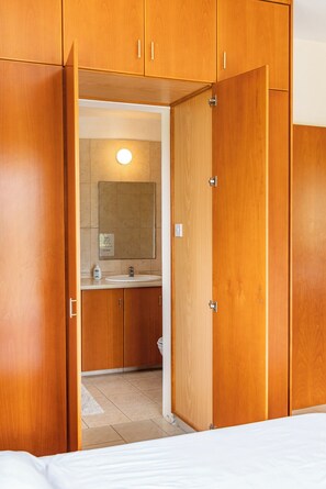 3 bedrooms, iron/ironing board, WiFi