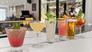 Zona de bar con diversas bebidas y una decoración moderna.