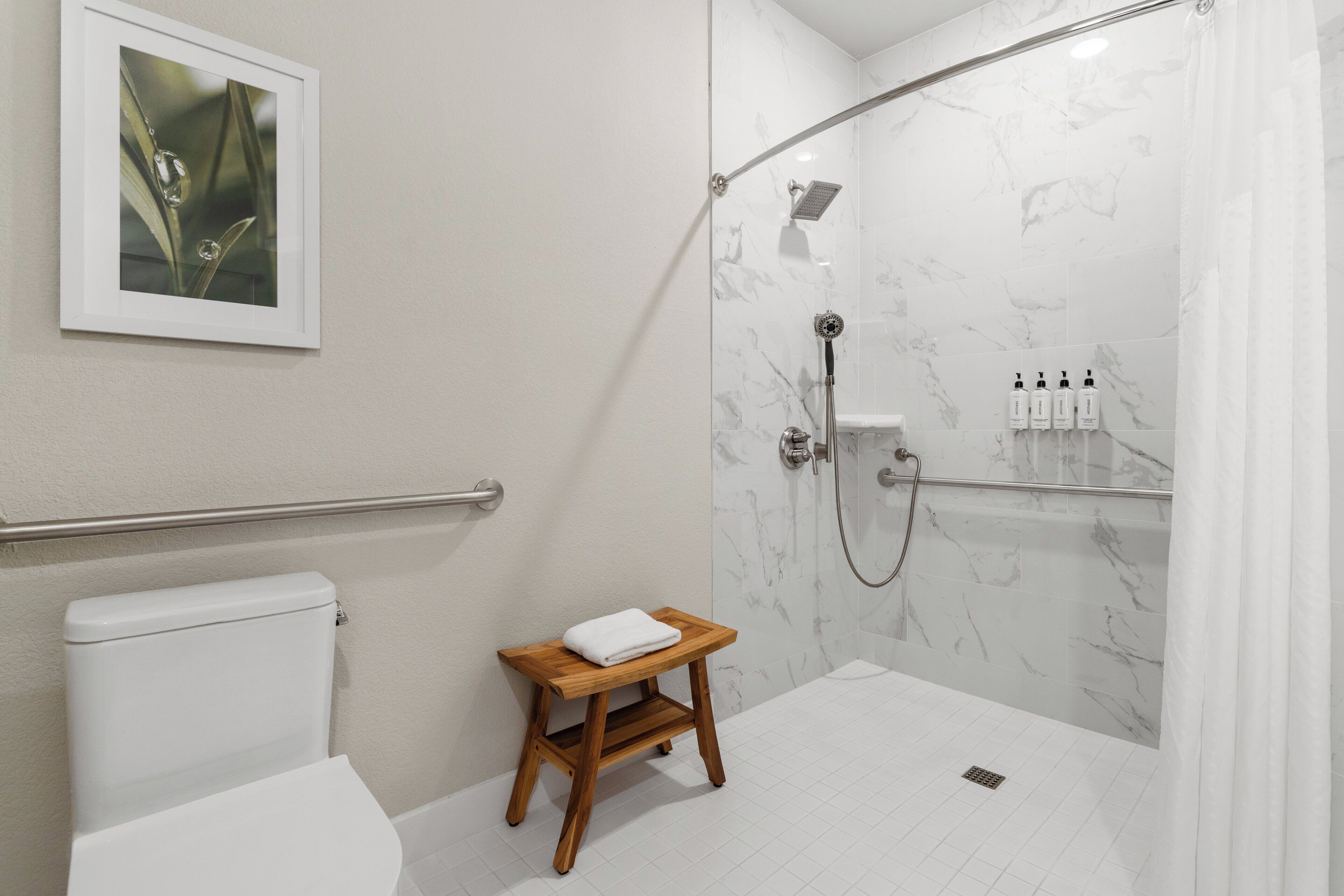 标准房, 2 张大床, 无障碍 (Roll-In Shower) | 办公桌、笔记本电脑工作区、床单