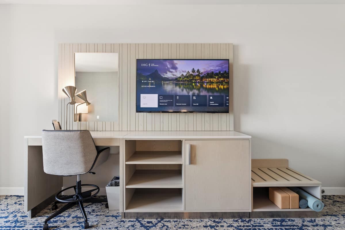 Bureau, espace de travail pour ordinateur portable, draps fournis