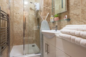 City Apartment | Bathroom | Shower, rainfall showerhead, free toiletries, hair dryer - City Centre Apartment  (Cardiff)