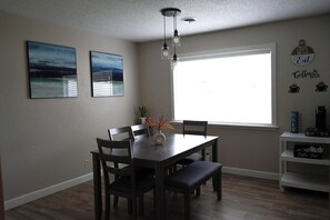 Dining - The Cozy Corner, Family Friendly, Game Room + WiFi (Woodward)
