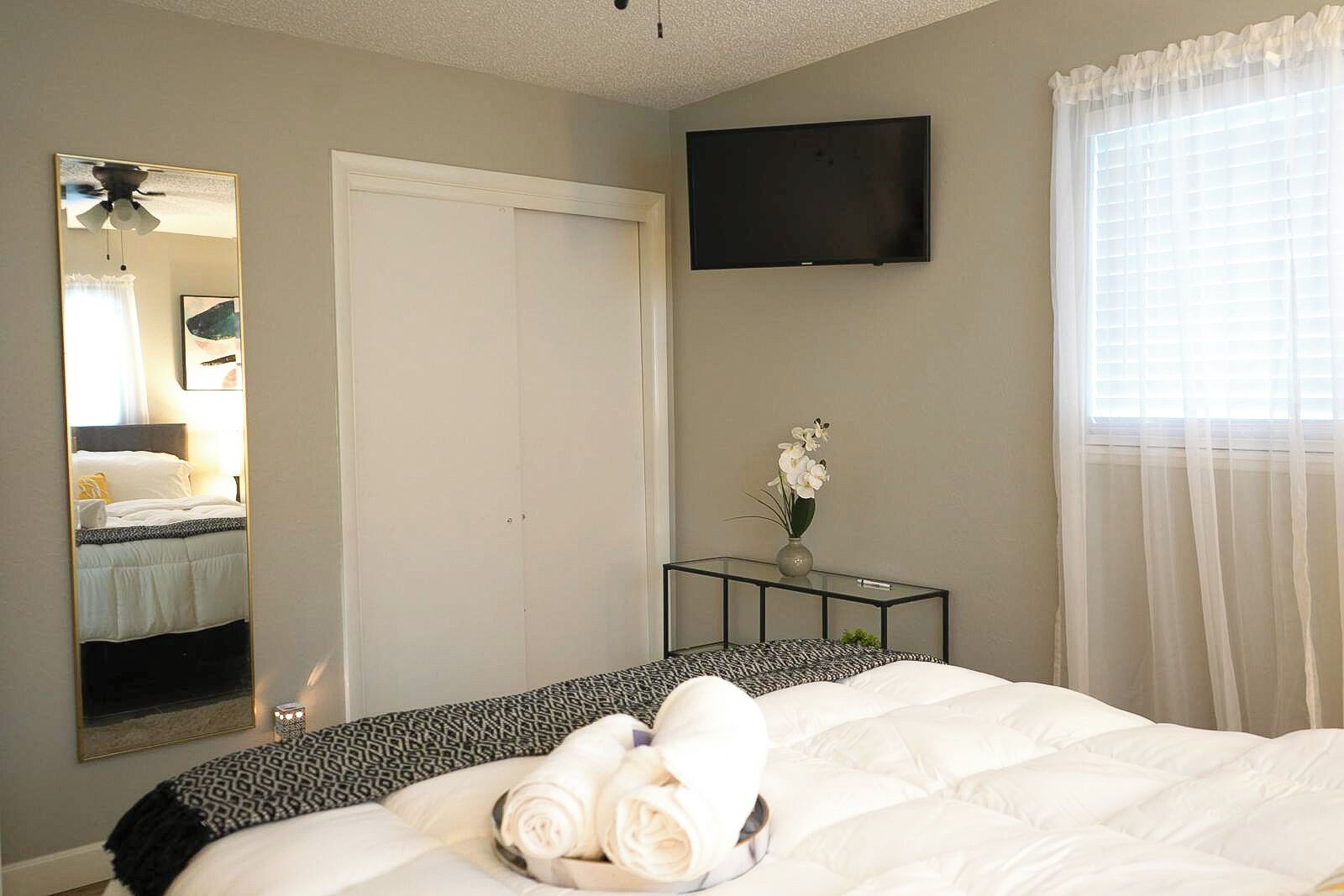 3 habitaciones, tabla de planchar con plancha, wifi y ropa de cama 