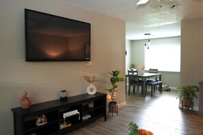 Interior - The Cozy Corner, Family Friendly, Game Room + WiFi (Woodward)