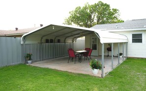 Outdoor dining - The Cozy Corner, Family Friendly, Game Room + WiFi (Woodward)