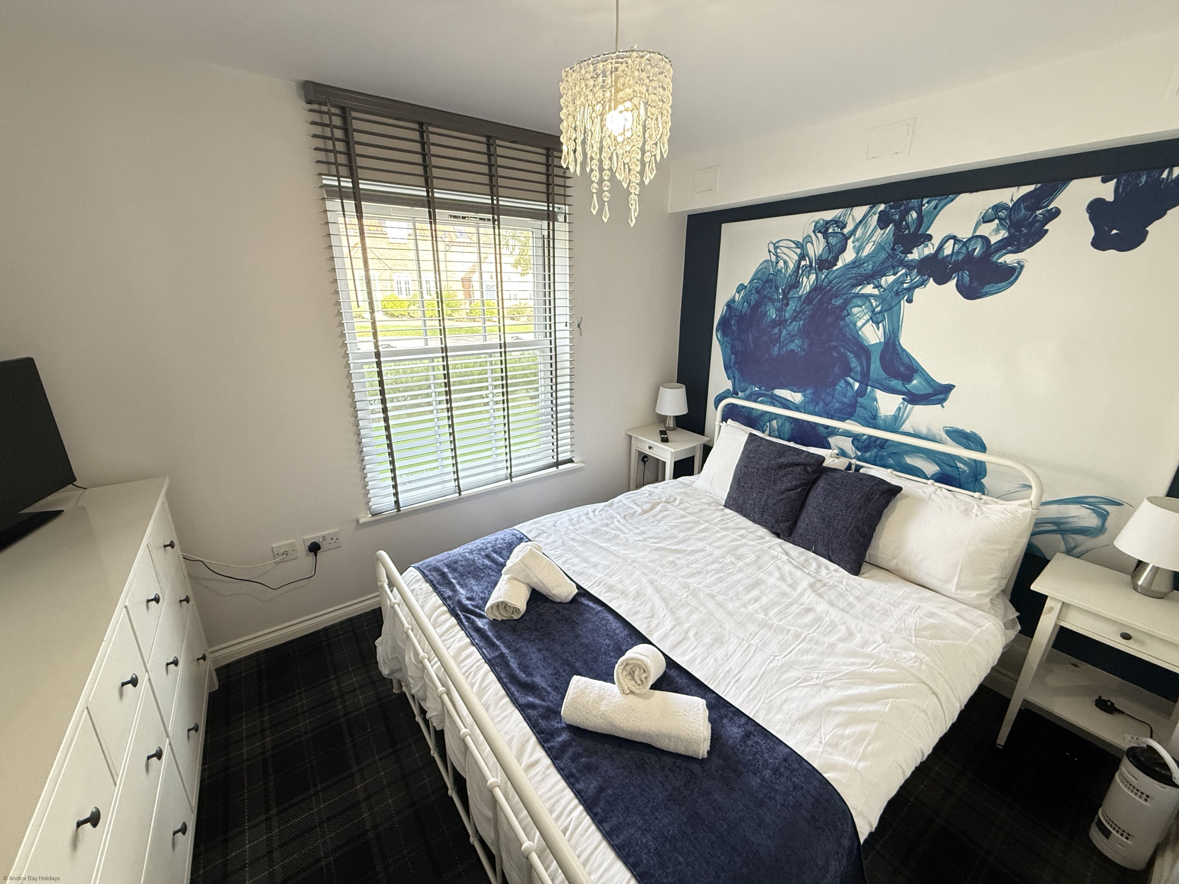 1 habitación, tabla de planchar con plancha y cuna de viaje 