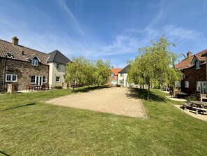 Outdoor dining - Stunning Coastal Cottage - Sleeping 5 in 2 Bedrooms - Pool and Beach Access Included. (Close to the Meadows and village entrance)