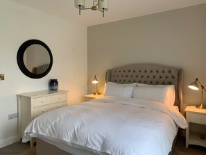 2 quartos, ferros/tábuas de passar roupa, berço de viagem