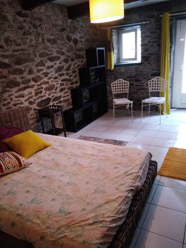 Spacious room with direct access, right in the center, 5 minutes from the beach